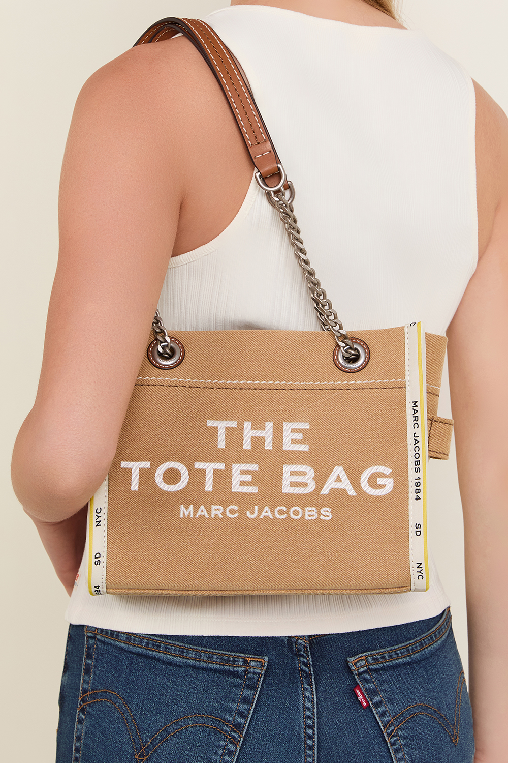 תמונת כל הלוק של תיק טוט צ'יין סמול